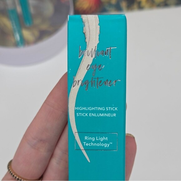 Thrive Causemetics Brilliant Eye Brightener Stick - Racquel Soft Silver Shimmer - Picture 5 of 13